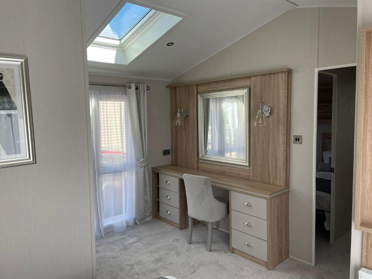 Stunning Caravan With Full Sea Views At Broadland Sands In Suffolk Ref 20236Bs Hopton on Sea Екстер'єр фото