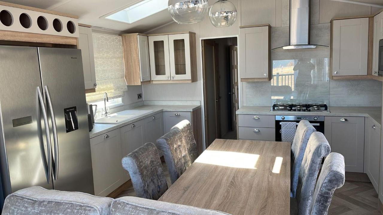 Stunning Caravan With Full Sea Views At Broadland Sands In Suffolk Ref 20236Bs Hopton on Sea Екстер'єр фото