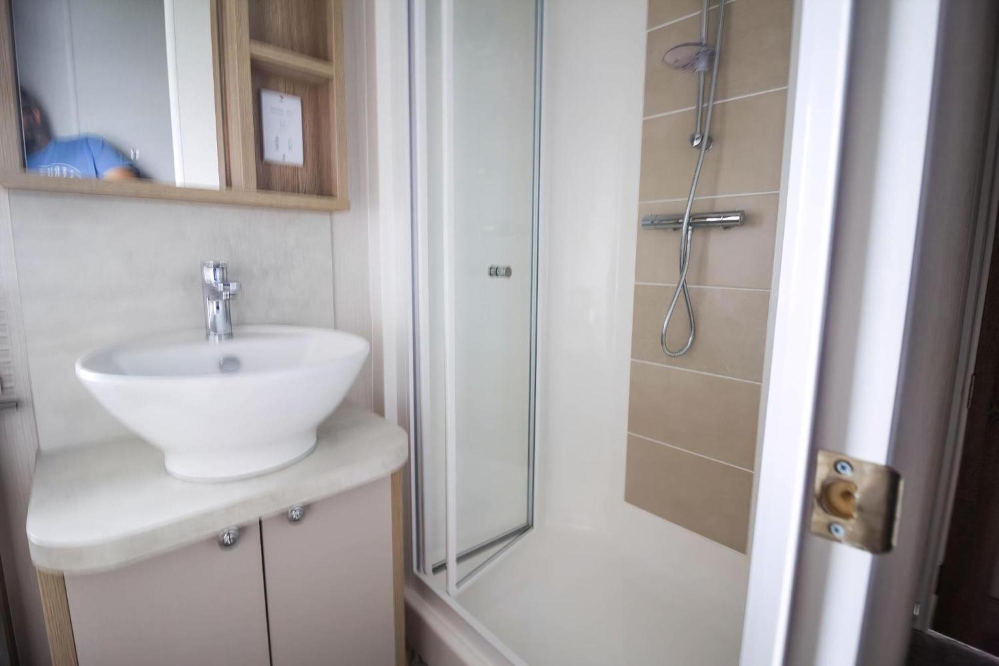 Stunning Caravan With Full Sea Views At Broadland Sands In Suffolk Ref 20236Bs Hopton on Sea Екстер'єр фото